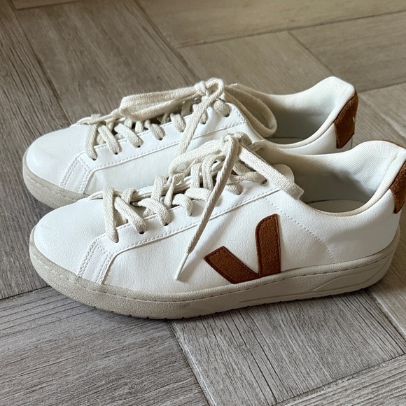 Veja Campo White Leather Sneakers with Brown Accent size 9 - Picture 2 of 4